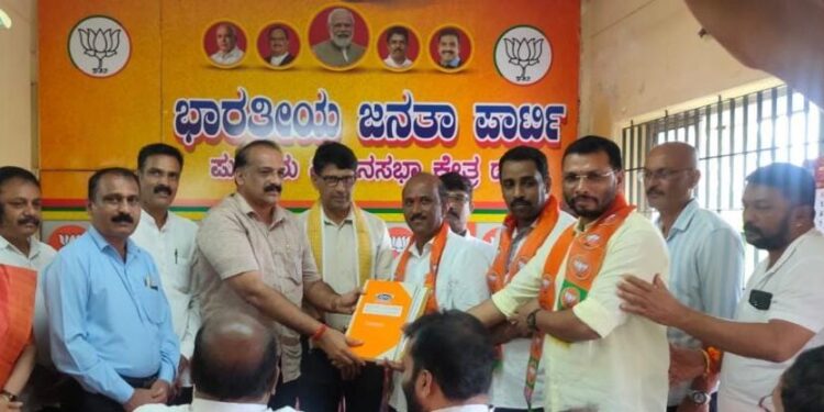 ಪುತ್ತೂರು : ಬಿಜೆಪಿ ಗ್ರಾಮಾಂತರ ಮಂಡಲ ಮತ್ತು ಬಿಜೆಪಿ ನಗರ ಮಂಡಲದ ನೂತನ ಸಮಿತಿಗೆ ಅಧಿಕಾರ ಹಸ್ತಾಂತರ