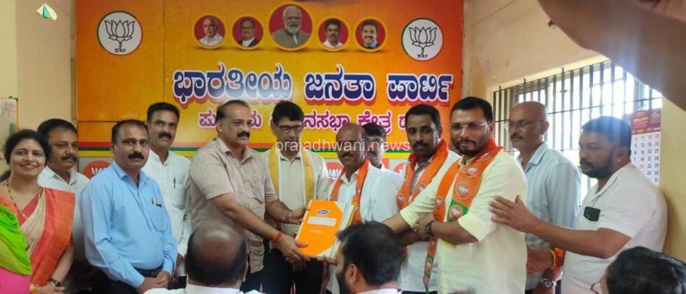 ಪುತ್ತೂರು : ಬಿಜೆಪಿ ಗ್ರಾಮಾಂತರ ಮಂಡಲ ಮತ್ತು ಬಿಜೆಪಿ ನಗರ ಮಂಡಲದ ನೂತನ ಸಮಿತಿಗೆ ಅಧಿಕಾರ ಹಸ್ತಾಂತರ