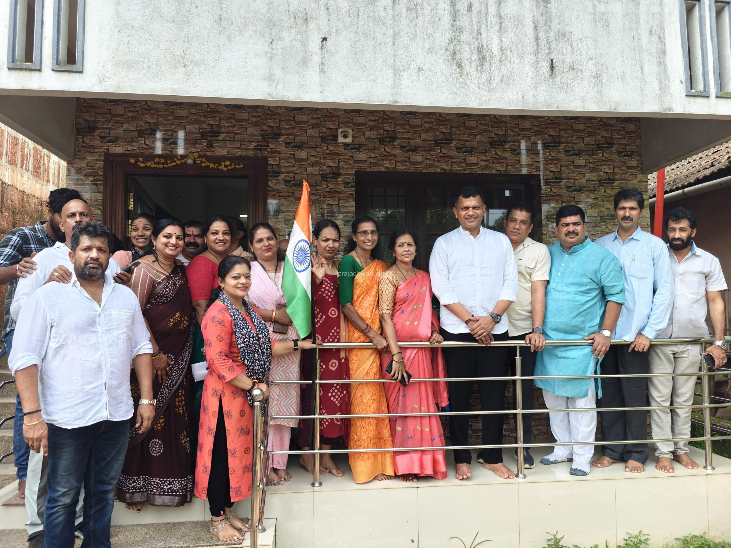 ಮಂಗಳೂರು : ದಕ್ಷಿಣ ಕನ್ನಡದ ಪಿಎಂ ಆವಾಸ್ ಯೋಜನೆ ಫಲಾನುಭವಿಗಳ ಮನೆಗಳಲ್ಲಿ “ಹರ್ ಘರ್ ತಿರಂಗಾ”