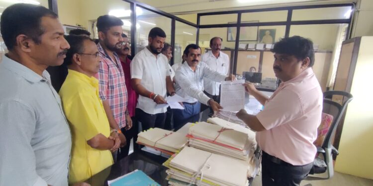 ಪುತ್ತೂರು: ಹಿಂದೂ ಜನಜಾಗೃತಿ ಸಮಿತಿ ವತಿಯಿಂದ ನಾನಾ ಬೇಡಿಕೆಗಳ ಈಡೇರಿಕೆಗಾಗಿ ಮಾನ್ಯ ಉಪ ವಿಭಾಗಾಧಿಕಾರಿಯವರ ಮೂಲಕ  ಮಾನ್ಯ ರಾಜ್ಯಪಾಲರಿಗೆ ಮನವಿ.