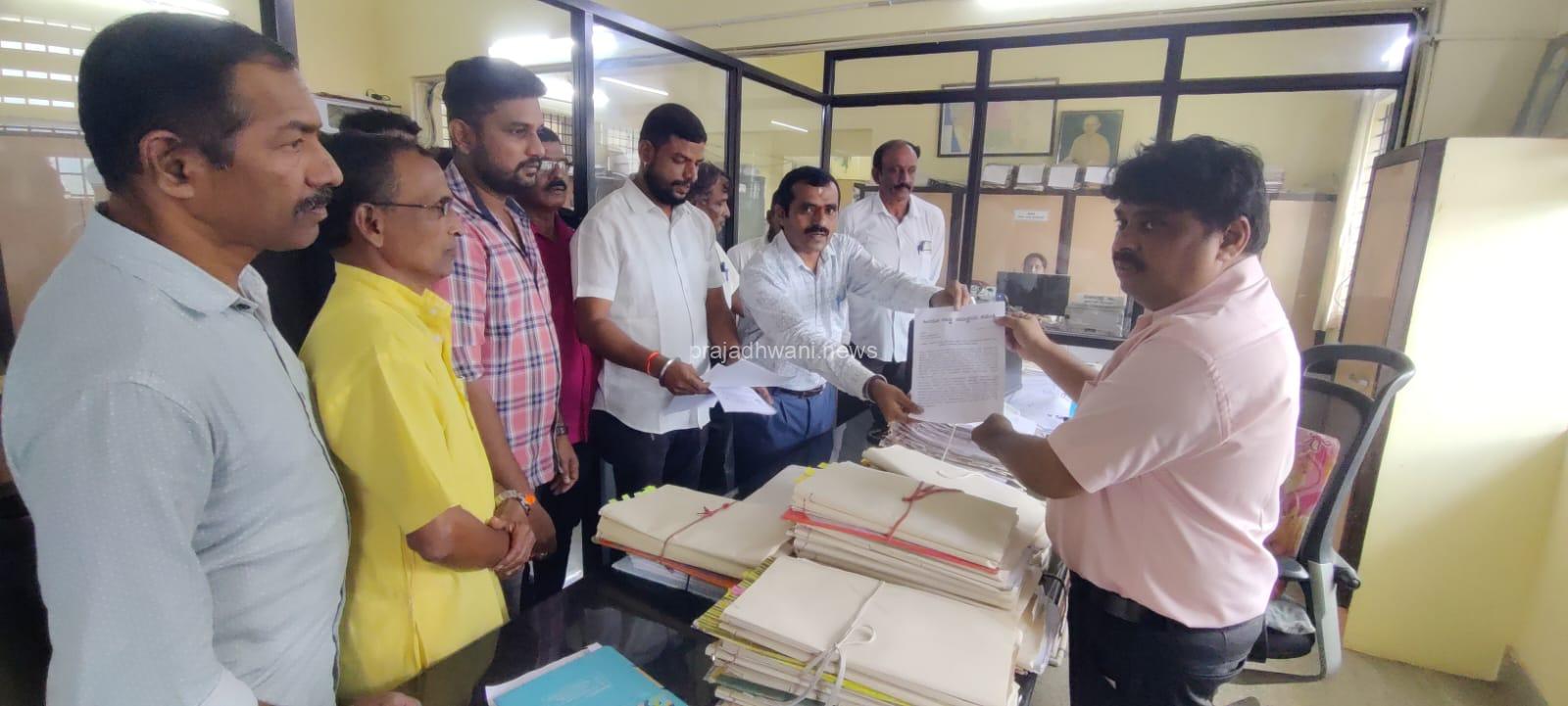 ಪುತ್ತೂರು: ಹಿಂದೂ ಜನಜಾಗೃತಿ ಸಮಿತಿ ವತಿಯಿಂದ ನಾನಾ ಬೇಡಿಕೆಗಳ ಈಡೇರಿಕೆಗಾಗಿ ಮಾನ್ಯ ಉಪ ವಿಭಾಗಾಧಿಕಾರಿಯವರ ಮೂಲಕ  ಮಾನ್ಯ ರಾಜ್ಯಪಾಲರಿಗೆ ಮನವಿ.