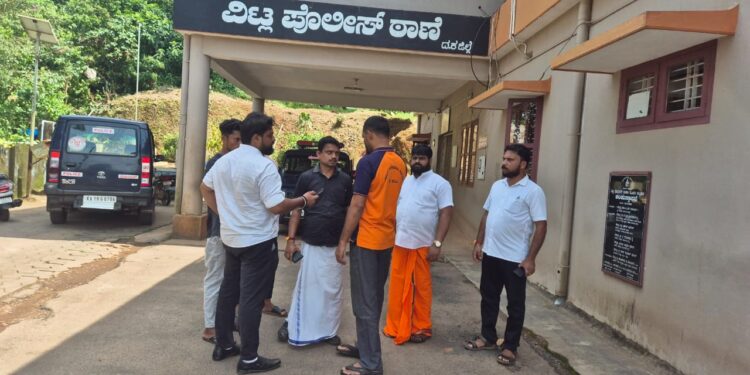 ವಿಟ್ಲ :ಅಪ್ರಾಪ್ತ ಬಾಲಕಿಗೆ ಕಾಮುಕ ಅಶ್ರಪ್ ನಿಂದ ಲೈಂಗಿಕ ದೌರ್ಜನ್ಯ ಹಿಂ.ಜಾ.ವೇ.ಮಖಂಡರಿಂದ ಠಾಣೆಗೆ ಭೇಟಿ