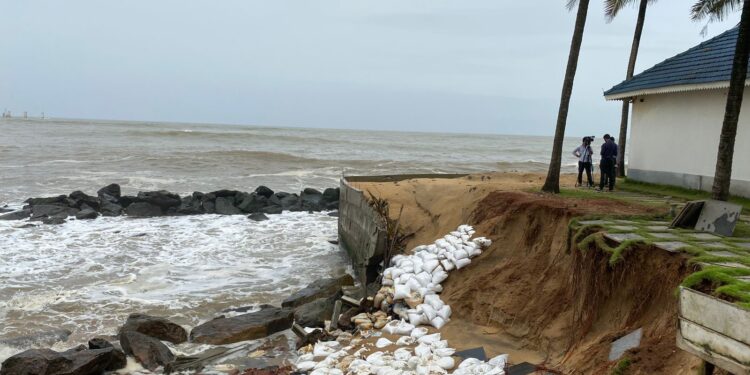 ಕರಾವಳಿ ಜಿಲ್ಲೆಗಳಲ್ಲಿ ಇತ್ತೀಚೆಗೆ ನೈಸರ್ಗಿಕ ವಿಕೋಪಗಳು ಹೆಚ್ಚಾಗಿವೆ; ಕಾದಿದೆ ಗಂಡಾಂತರ 2040ಕ್ಕೆ ಶೇ 5ರಷ್ಟು ಭೂಮಿ ಸಮುದ್ರಪಾಲು