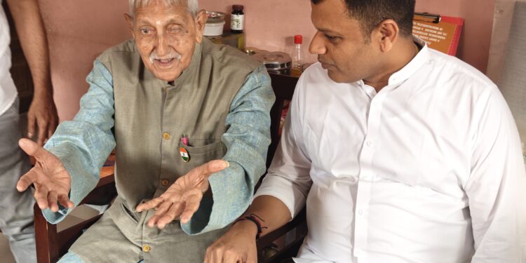 ಮಂಗಳೂರು: ಹಿರಿಯ ಸ್ವಾತಂತ್ರ್ಯ ಹೋರಾಟಗಾರ ಮಟ್ಟಾರ ವಿಠ್ಠಲ ಕಿಣಿ ಅವರನ್ನು ಸನ್ಮಾನಿಸಿದ ಸಂಸದ ಕ್ಯಾ. ಬ್ರಿಜೇಶ್ ಚೌಟ