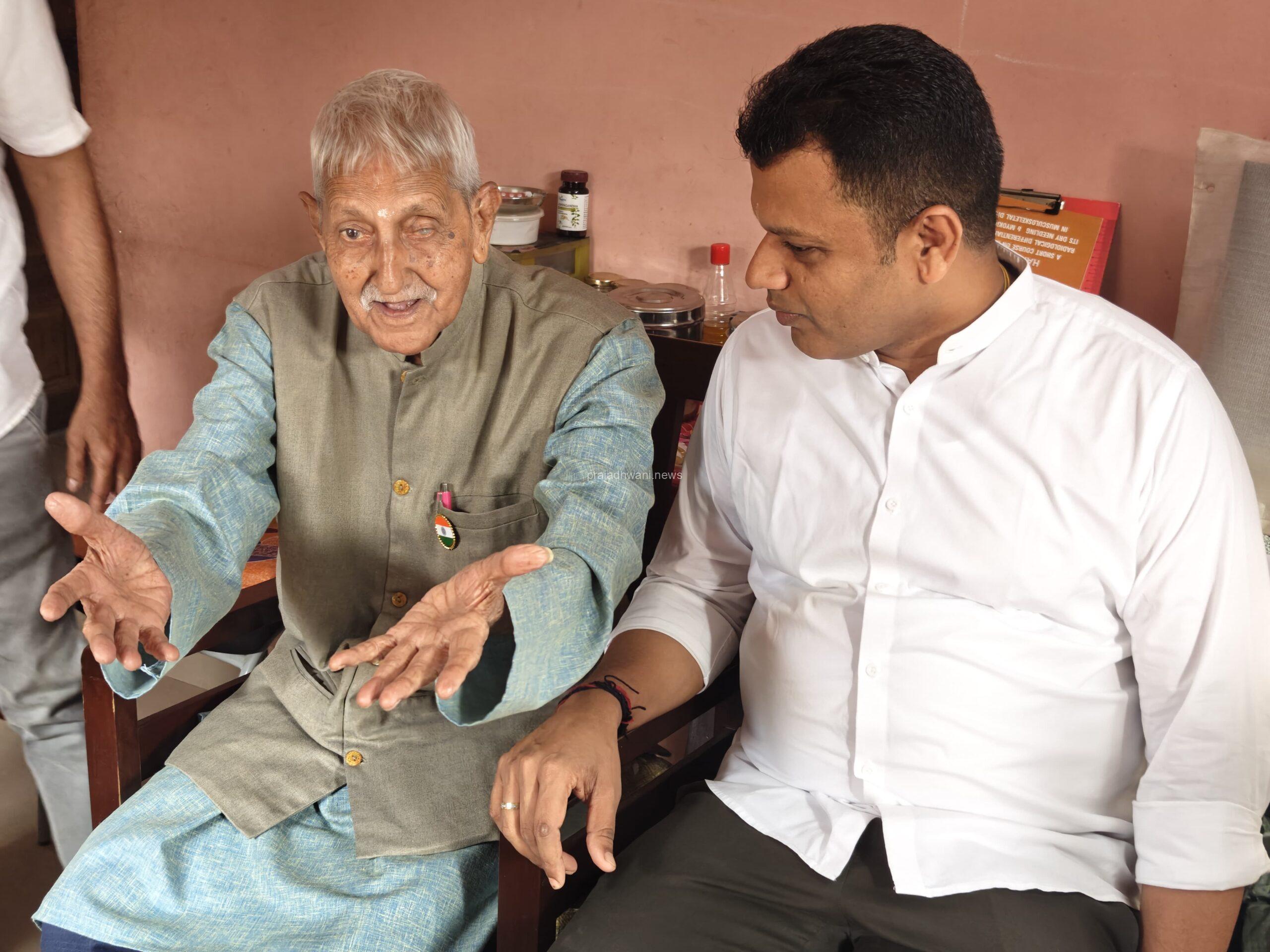 ಮಂಗಳೂರು: ಹಿರಿಯ ಸ್ವಾತಂತ್ರ್ಯ ಹೋರಾಟಗಾರ ಮಟ್ಟಾರ ವಿಠ್ಠಲ ಕಿಣಿ ಅವರನ್ನು ಸನ್ಮಾನಿಸಿದ ಸಂಸದ ಕ್ಯಾ. ಬ್ರಿಜೇಶ್ ಚೌಟ