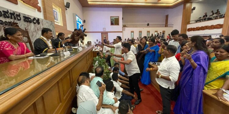 ಮಂಗಳೂರು ಮಹಾನಗರ ಪಾಲಿಕೆ ಸಭೆ ಮೊಟಕು: ಕಲಾಪ ಕಲುಕಿದ ‘ಕಲ್ಲು ತೂರಾಟ’