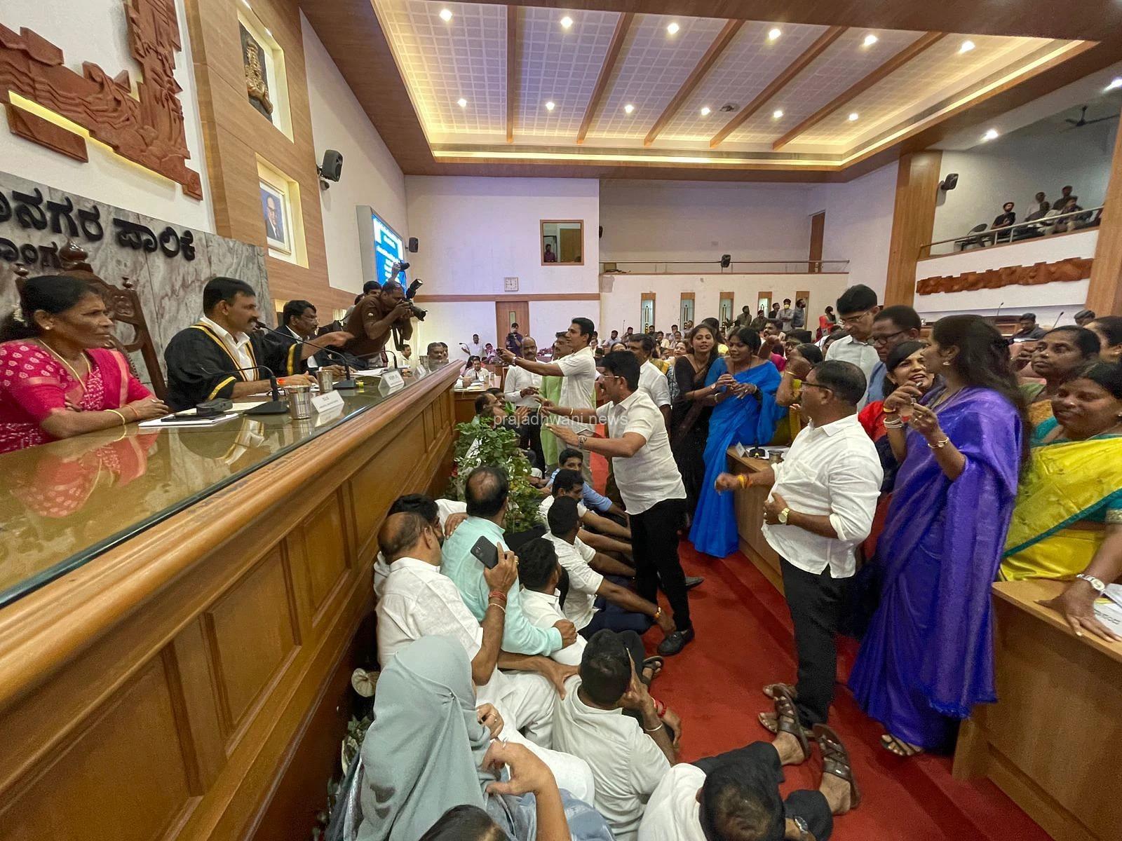 ಮಂಗಳೂರು ಮಹಾನಗರ ಪಾಲಿಕೆ ಸಭೆ ಮೊಟಕು: ಕಲಾಪ ಕಲುಕಿದ ‘ಕಲ್ಲು ತೂರಾಟ’