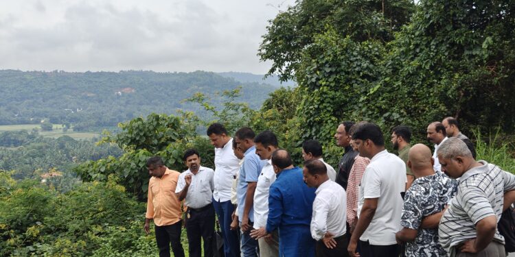 ಮಂಗಳೂರು: ವಾಮಂಜೂರು ಬಳಿಯ ಕೆತ್ತಿಕ್ಕಲ್‌ನಲ್ಲಿ ಭೂಕುಸಿತದ ಭೀತಿ ಇರುವ ಪ್ರದೇಶಕ್ಕೆ ದಕ್ಷಿಣ ಕನ್ನಡ ಜಿಲ್ಲೆಯ ಸಂಸದರಾದ ಕ್ಯಾಪ್ಟನ್ ಬ್ರಿಜೇಶ್ ಚೌಟ ಭೇಟಿ