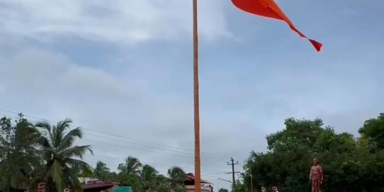 ಪುತ್ತೂರು: ಪ್ರಪ್ರಥಮ ಬಾರಿಗೆ ವಿವೇಕಾನಂದ ಕಾಲೇಜಿನ ವಿದ್ಯಾರ್ಥಿಗಳು ಅಳವಡಿಸಿದ ಐವತ್ತು ಅಡಿ ಎತ್ತರದ ಕೇಸರಿ ಧ್ವಜ