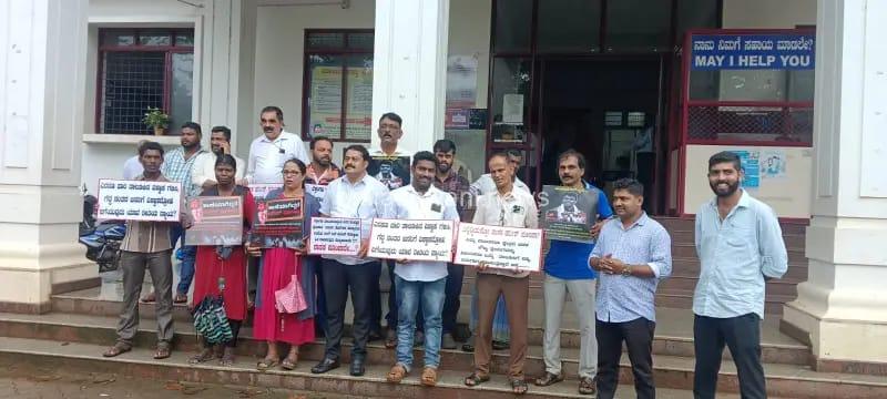 ಬೆಳ್ತಂಗಡಿ: ಬೆಳ್ತಂಗಡಿ ಶಾಸಕರು ಕಾಣೆಯಾಗಿದ್ದಾರೆ ಹುಡುಕಿಕೊಡುವಂತೆ ಕಾಂಗ್ರೆಸ್ ನಿಂದ ಪ್ರತಿಭಟನೆ