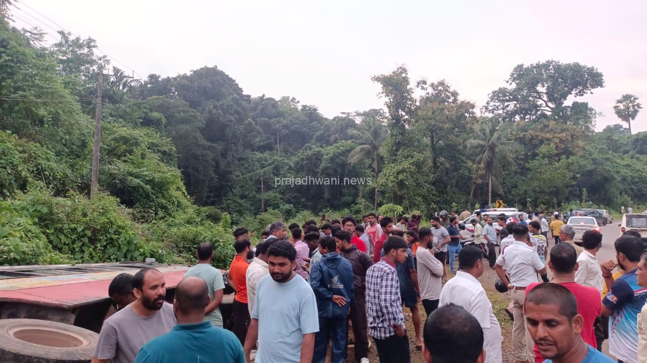 ಬಂಟ್ವಾಳ : ಚಾಲಕನ ನಿಯಂತ್ರಣ ತಪ್ಪಿ ಕೆ.ಎಸ್.ಆರ್.ಟಿ.ಸಿ. ಬಸ್ ಪಲ್ಟಿ ಹತ್ತಕ್ಕೂ ಅಧಿಕ ಪ್ರಯಾಣಿಕರಿಗೆ ಗಾಯ