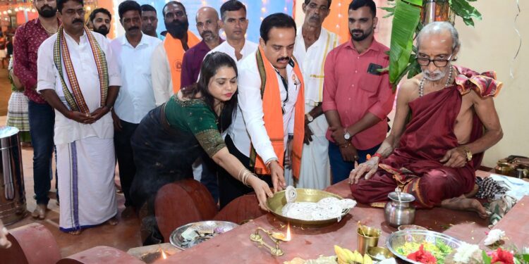 ಕೋಡಿಂಬಾಡಿ: ಗಣಪತಿಗೆ 1 ಕೆ.ಜಿ. ತೂಕದ ಬೆಳ್ಳಿ ಹಾರ ಸಮರ್ಪಿಸಿದ ಶಾಸಕ ಅಶೋಕ್ ರೈ ದಂಪತಿ