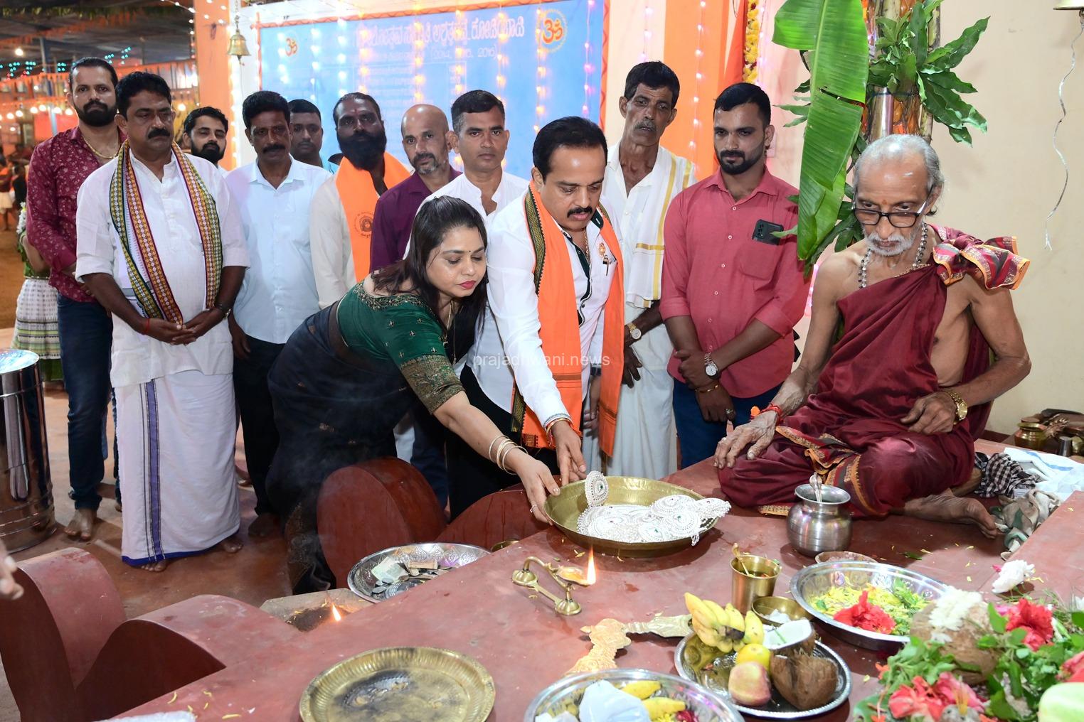 ಕೋಡಿಂಬಾಡಿ: ಗಣಪತಿಗೆ 1 ಕೆ.ಜಿ. ತೂಕದ ಬೆಳ್ಳಿ ಹಾರ ಸಮರ್ಪಿಸಿದ ಶಾಸಕ ಅಶೋಕ್ ರೈ ದಂಪತಿ