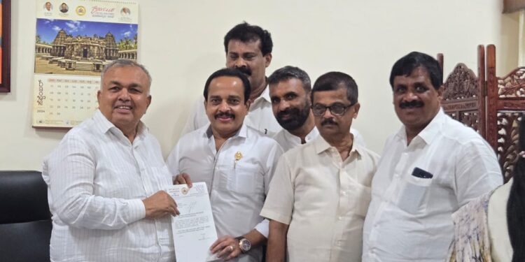 ಆರ್ಲಪದವು: ಕಿನ್ನಿಮಾಣಿಪೂಮಾಣಿ ದೈವಸ್ಥಾನದ ಜೀರ್ಣೋದ್ದಾರ, ಅನುದಾನ ನೀಡುವಂತೆ ಶಾಸಕ ಅಶೋಕ್ ರೈಯವರಿಂದ ಸಚಿವರಿಗೆ ಮನವಿ