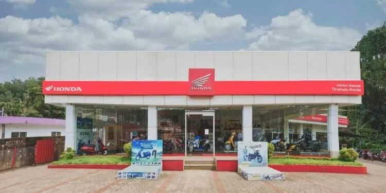 ಪುತ್ತೂರು : ಸಾಲದ ಮರುಪಾವತಿಗಾಗಿ ಮನೆಗೆ ಹೋದ SBI ಬ್ಯಾಂಕ್ ಸಿಬ್ಬಂದಿಗಳಿಗೆ ಪಿಸ್ತೂಲ್ ತೋರಿಸಿ ಬೆದರಿಕೆ. ತಿರುಮಲ ಹೊಂಡಾ ಮಾಲಕರ ಮೇಲೆ ಶಸ್ತ್ರಾಸ್ತ್ರ ಕಾಯ್ದೆಯಡಿ ಪ್ರಕರಣ ದಾಖಲು.