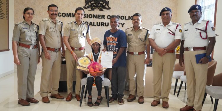 ಕಿನ್ನಿಗೋಳಿ ರಸ್ತೆ ದಾಟುತ್ತಿದ್ದ ಸಂದರ್ಭದಲ್ಲಿ ರಿಕ್ಷಾ ಡಿಕ್ಕಿ; ತಾಯಿಯ ರಕ್ಷಿಸಿದ ಬಾಲಕಿಗೆ ಪೊಲೀಸ್ ಆಯುಕ್ತರಿಂದ ಸನ್ಮಾನ