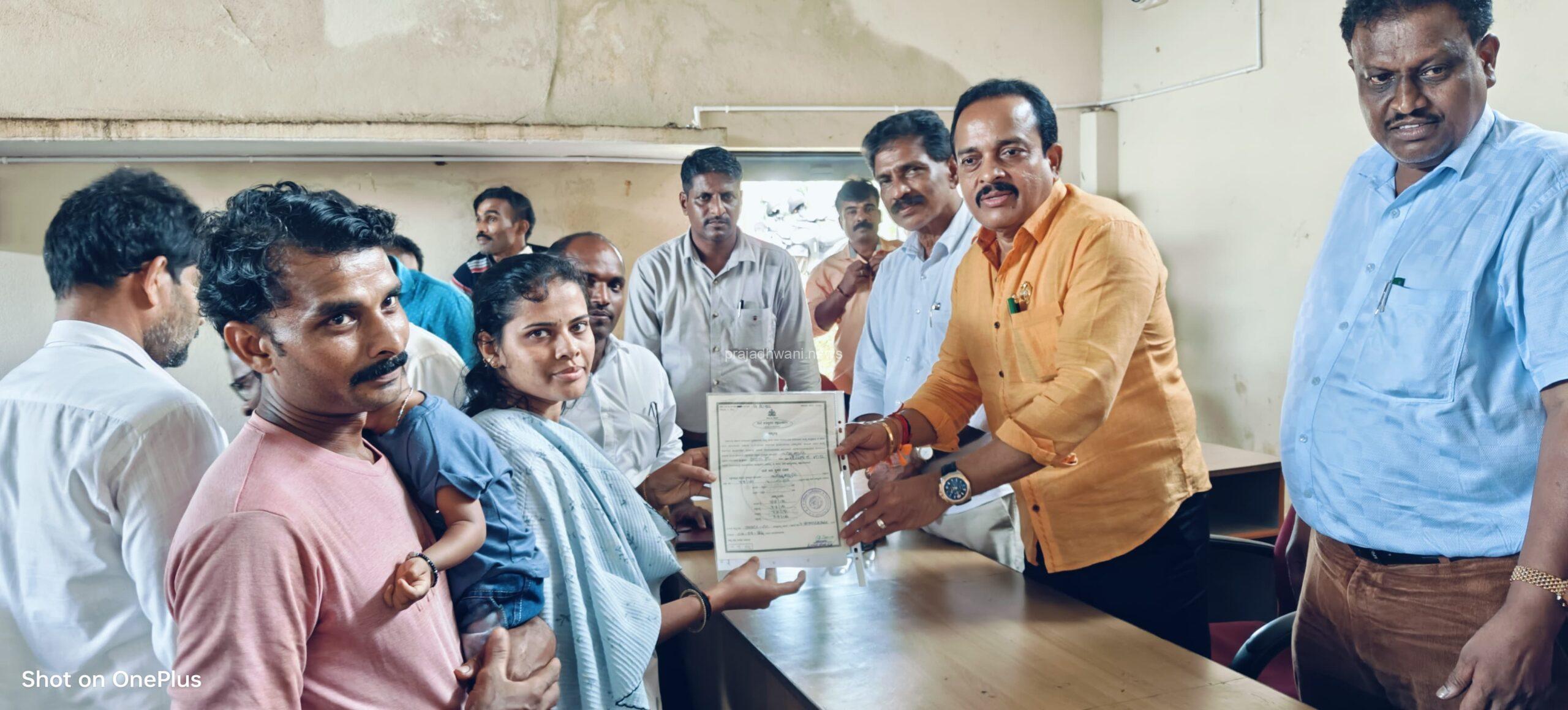 ಪುತ್ತೂರು; ಕೋಡಿಂಬಾಡಿ ಗ್ರಾ.ಪಂ. ಕಚೇರಿಯಲ್ಲಿ ಅಕ್ರಮ ಸಕ್ರಮ ಬೈಠಕ್ ಮತ್ತು ಹಕ್ಕುಪತ್ರ ವಿತರಣೆ