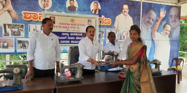 ಹಿಂದುಳಿದ ವರ್ಗಗಳ ಕಲ್ಯಾಣ ಇಲಾಖೆಯಿಂದ ಹೊಲಿಗೆ ಯಂತ್ರ ವಿತರಣೆ ಮಹಿಳೆಯರ ಸ್ವ ಉದ್ಯೋಗಕ್ಕೂ ಸರಕಾರದಿಂದ ನೆರವು; ಶಾಸಕ ಅಶೋಕ್ ರೈ
