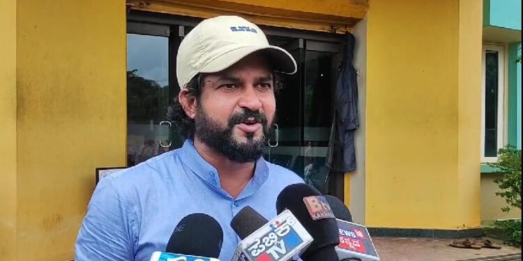 ಪುತ್ತೂರು : ತಕ್ಷಣಕ್ಕೆ ಸಿಎಂ ಸಿದ್ದರಾಮಯ್ಯ ರಾಜೀನಾಮೆ ಕೊಟ್ಟು ಒಳ್ಳೆಯ ಮೇಲ್ಪಂಕ್ತಿ ಹಾಕಿ ಎಂದು ಪುತ್ತೂರಿನಲ್ಲಿ ಮಾಜಿ ಸಂಸದ ಪ್ರತಾಪ್ ಸಿಂಹ ಹೇಳಿಕೆ