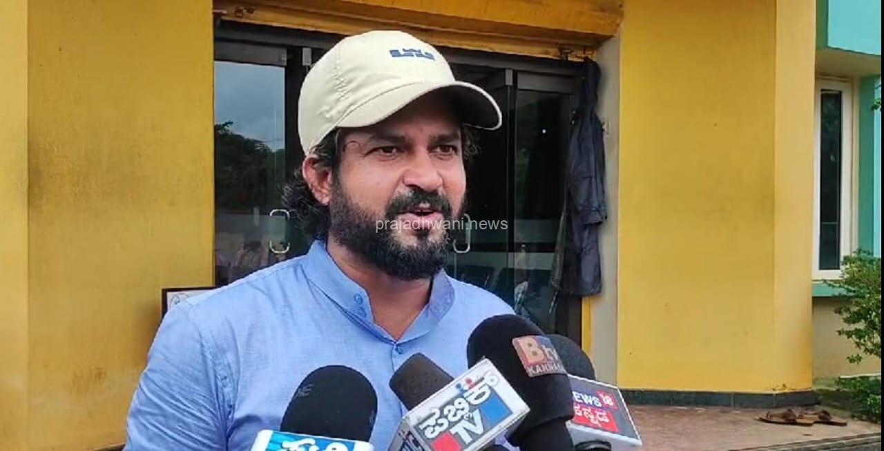 ಪುತ್ತೂರು : ತಕ್ಷಣಕ್ಕೆ ಸಿಎಂ ಸಿದ್ದರಾಮಯ್ಯ ರಾಜೀನಾಮೆ ಕೊಟ್ಟು ಒಳ್ಳೆಯ ಮೇಲ್ಪಂಕ್ತಿ ಹಾಕಿ ಎಂದು ಪುತ್ತೂರಿನಲ್ಲಿ ಮಾಜಿ ಸಂಸದ ಪ್ರತಾಪ್ ಸಿಂಹ ಹೇಳಿಕೆ