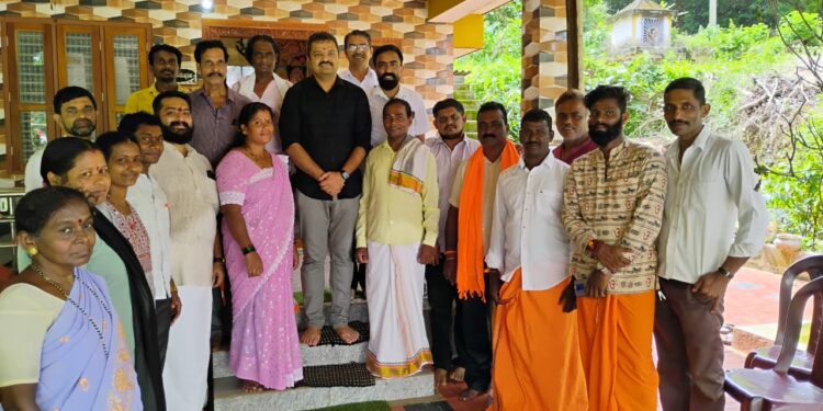 ಪುತ್ತೂರು: ದೈವ ನರ್ತಕರ ಮನೆಯಲ್ಲಿ ಸಾಮರಸ್ಯದ ಭೋಜನ ಸವಿದ ರಾಷ್ಟ್ರೀಯವಾದಿ ಚಿಂತಕ ಚಕ್ರವರ್ತಿ ಸೂಲಿಬೆಲೆ