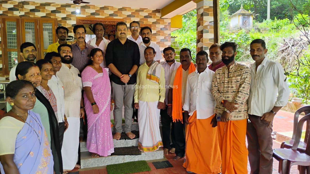 ಪುತ್ತೂರು: ದೈವ ನರ್ತಕರ ಮನೆಯಲ್ಲಿ ಸಾಮರಸ್ಯದ ಭೋಜನ ಸವಿದ ರಾಷ್ಟ್ರೀಯವಾದಿ ಚಿಂತಕ ಚಕ್ರವರ್ತಿ ಸೂಲಿಬೆಲೆ