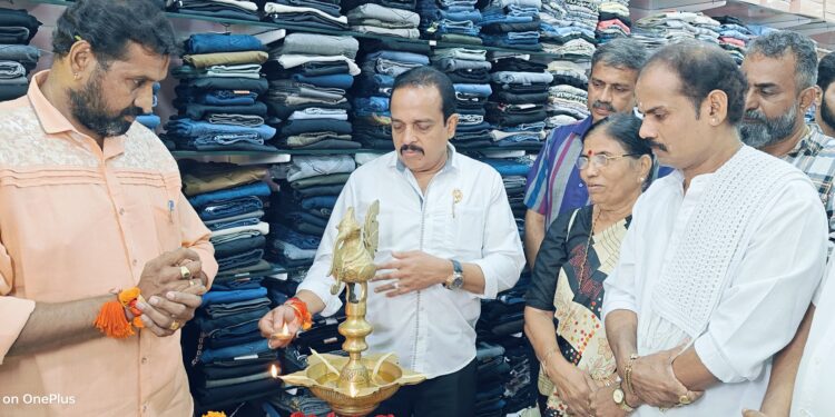 ಪುತ್ತೂರು: ಕೆಎಸ್‌ಆರ್‌ಟಿಸಿ ಬಸ್ ನಿಲ್ದಾಣ ಮುಂಭಾಗದ ಸಿದ್ದ ಉಡುಪುಗಳ ಫ್ಯಾಶನ್ ಝೋನ್ ಶುಭಾರಂಭ