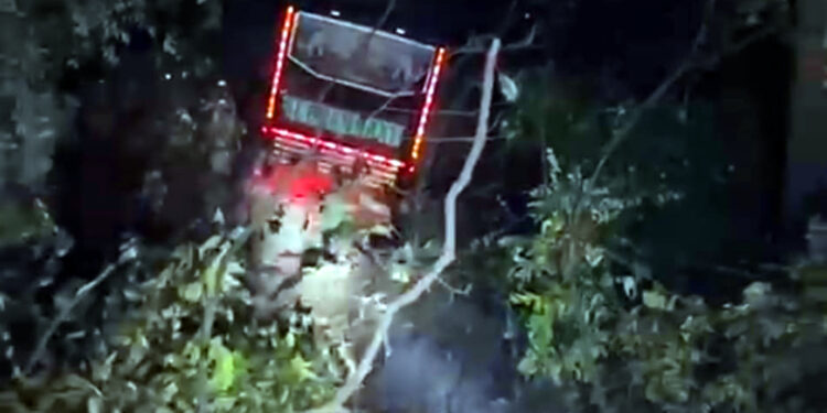 ಪುತ್ತೂರು : ಉದನೆ ಸಮೀಪ ಖಾಸಗಿ ಬಸು ಪ್ರಪಾತಕ್ಕೆ, ಚಾಲಕ ಮೃತ್ಯು.