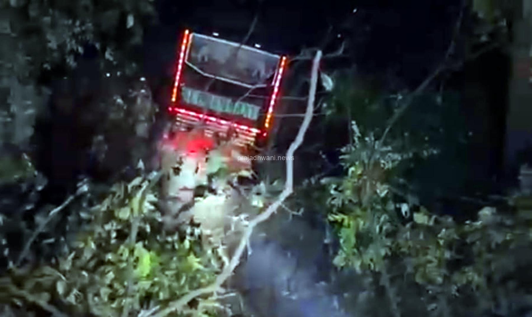 ಪುತ್ತೂರು : ಉದನೆ ಸಮೀಪ ಖಾಸಗಿ ಬಸು ಪ್ರಪಾತಕ್ಕೆ, ಚಾಲಕ ಮೃತ್ಯು.