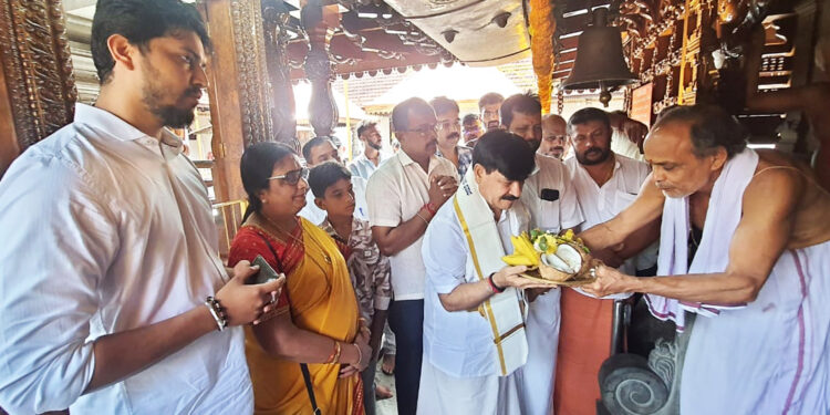 ಮಾಜಿ ಸಚಿವ ಎಸ್ ಎ ರಾಮದಾಸ್ ಪುತ್ತೂರು ಶ್ರೀ ಮಹಾಲಿಂಗೇಶ್ವರ ದೇವಸ್ಥಾನಕ್ಕೆ ಭೇಟಿ.