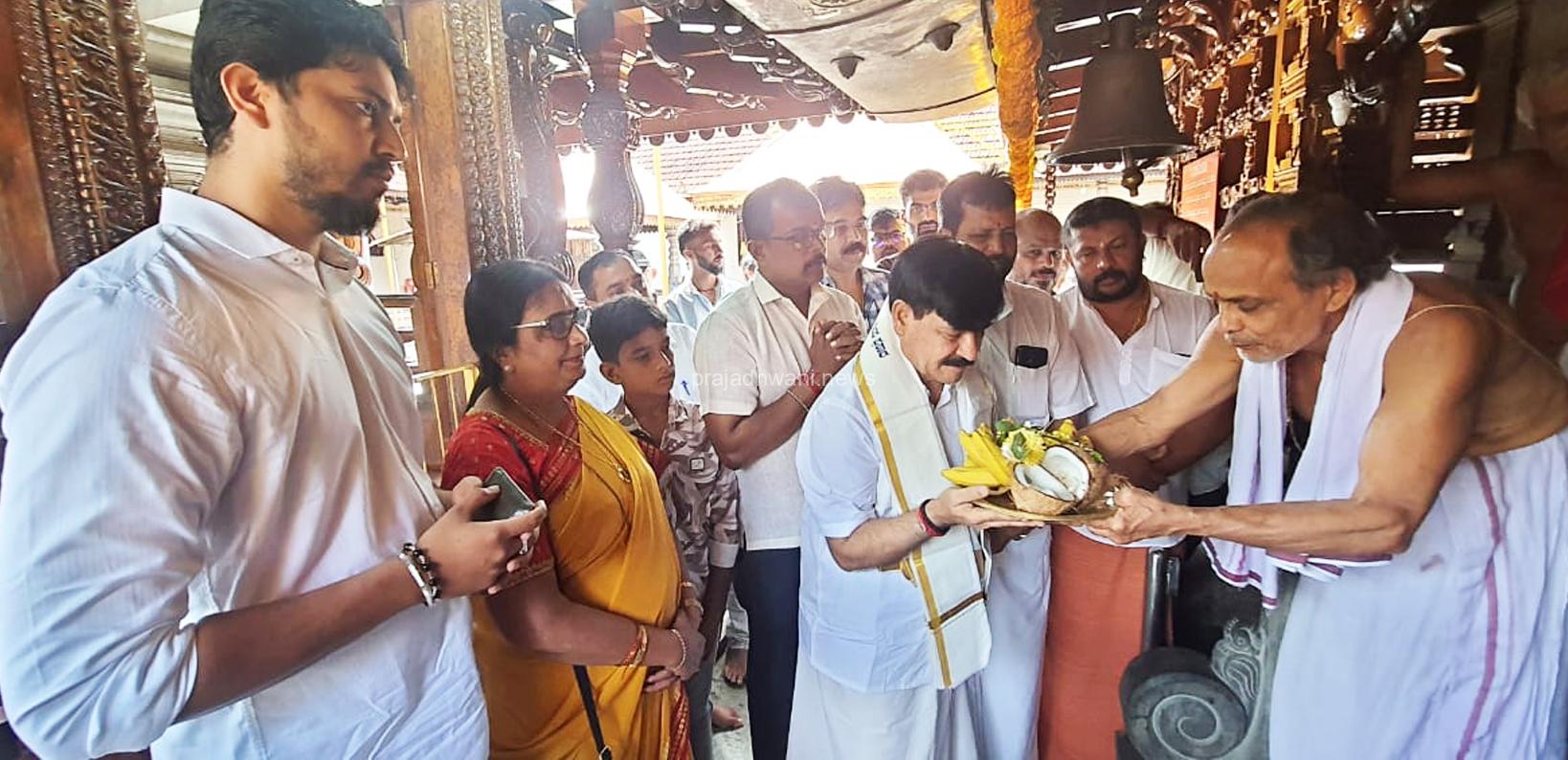 ಮಾಜಿ ಸಚಿವ ಎಸ್ ಎ ರಾಮದಾಸ್ ಪುತ್ತೂರು ಶ್ರೀ ಮಹಾಲಿಂಗೇಶ್ವರ ದೇವಸ್ಥಾನಕ್ಕೆ ಭೇಟಿ.