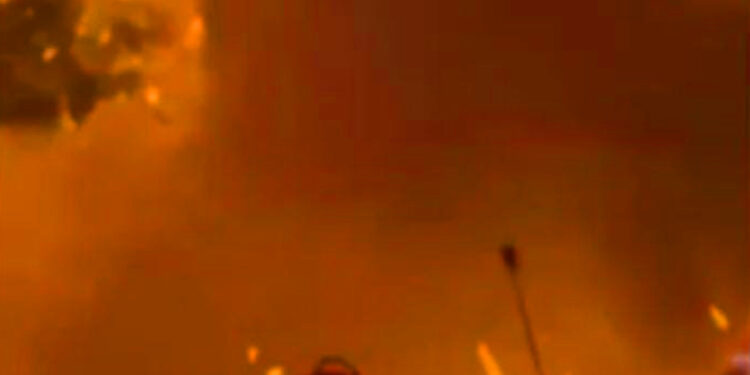 ಕಾಸರಗೋಡು : ನೀಲೇಶ್ವರ ದೈವದ ಕೋಲೊತ್ಸವದಲ್ಲಿ ಸಂಗ್ರಹದ ಪಟಾಕಿ ಸ್ಫೋಟ : ಹಲವು ಮಂದಿಗೆ ಗಾಯ.