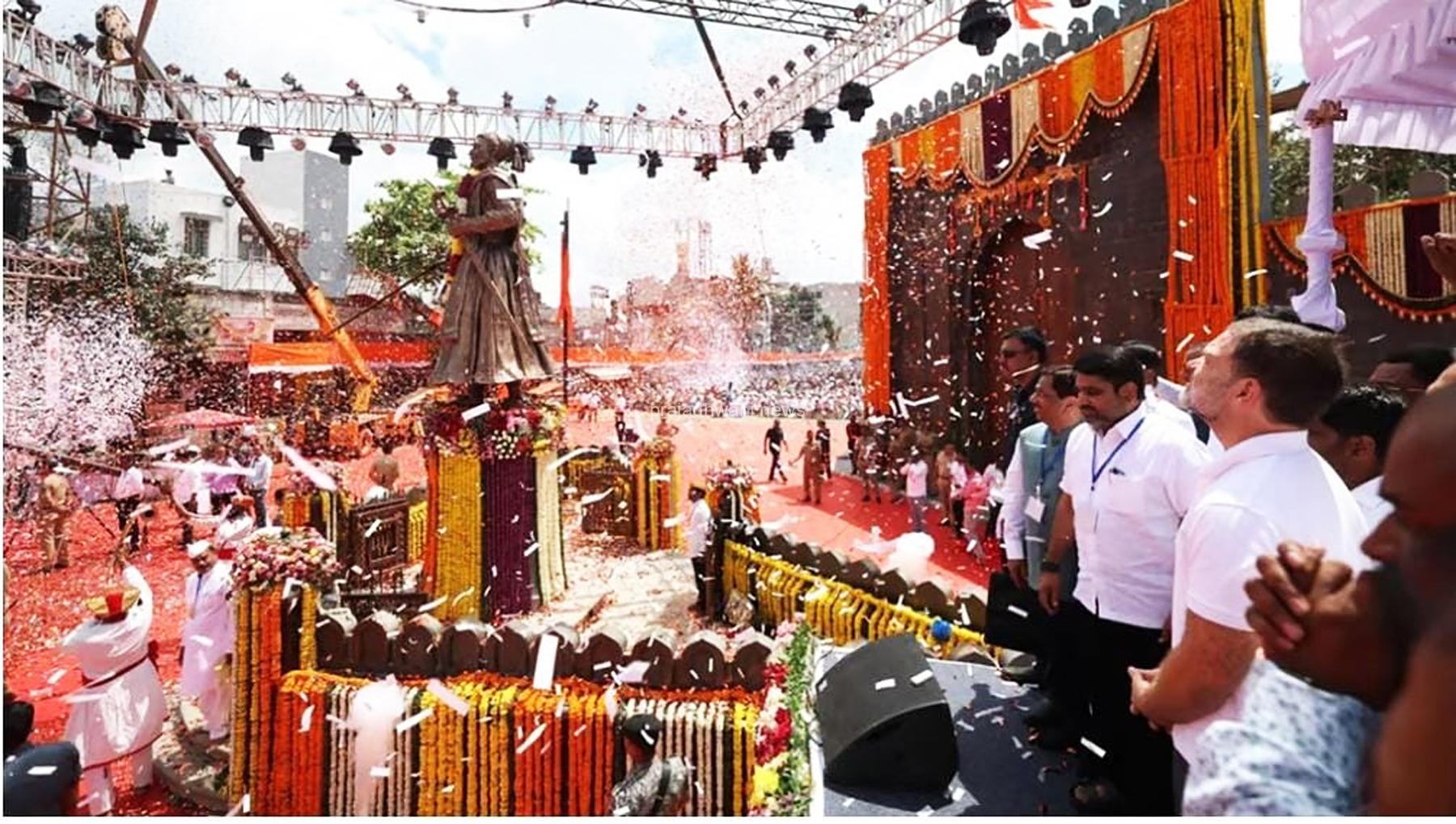 ಮಹಾರಾಷ್ಟ್ರದ ಕೊಲ್ಹಾಪುರದಲ್ಲಿ ರಾಹುಲ್ ಗಾಂಧಿಯಿಂದ ಛತ್ರಪತಿ ಶಿವಾಜಿ ಮಹಾರಾಜರ ಪ್ರತಿಮೆ ಅನಾವರಣ.
