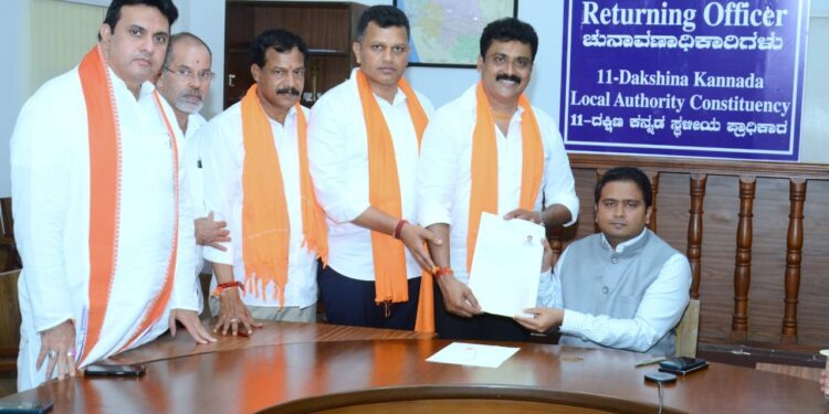 ವಿಧಾನ ಪರಿಷತ್ ಉಪಚುನಾವಣೆ; ಬಿಜೆಪಿ ಅಭ್ಯರ್ಥಿ ಕಿಶೋರ್ ಕುಮಾರ್ ಪುತ್ತೂರು ನಾಮಪತ್ರ ಸಲ್ಲಿಕೆ