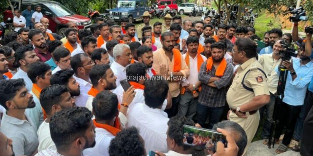 ಬಿಲ್ಲವ ಸಮುದಾಯದ ಹೆಣ್ಣು ಮಕ್ಕಳ ಬಗ್ಗೆ ಅವಹೇಳನಾಕಾರಿ ಪದ ಬಳಕೆ ; ನಾಲಿಗೆ ಹರಿಬಿಟ್ಟ ಅರಣ್ಯಾಧಿಕಾರಿ ವಿರುದ್ಧ ಹಿಂದೂ ಜಾಗರಣ ವೇದಿಕೆಯಿಂದ ಪ್ರತಿಭಟನೆ