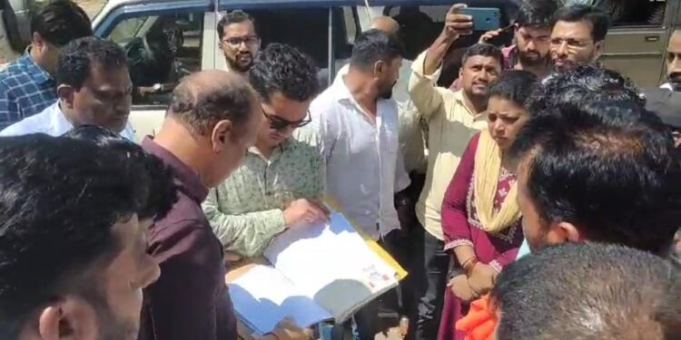 ವಿವಾದದಲ್ಲಿರುವ ಪುತ್ತೂರು-ಉಪ್ಪಿನಂಗಡಿ ರಸ್ತೆಯ ದಾರಂದಕುಕ್ಕು ಪ್ರಯಾಣಿಕರ ತಂಗುದಾಣ