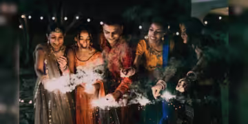 ದೀಪಾವಳಿಯಲ್ಲಿ ದೀಪಗಳ ಮಹತ್ವವೇನು ? ಪಟಾಕಿಯನ್ನೇಕೆ ಸುಡುತ್ತೇವೆ ? ತಿಳಿದುಕೊಳ್ಳೋಣ ಬನ್ನಿ