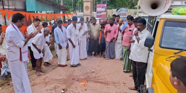 ಕೋಡಿಂಬಾಡಿ:* ಕೋಡಿಂಬಾಡಿ ಗ್ರಾಮದ ಮಠಂತಬೆಟ್ಟು ಶ್ರೀ ಮಹಿಷಮರ್ದಿನಿ ದೇವಸ್ಥಾನದ ನವರಾತ್ರಿ ಉತ್ಸವದ ಹಸಿರುವಾಣಿ (ಹೊರೆಕಾಣಿಕೆ) ಸಮರ್ಪಣೆ.