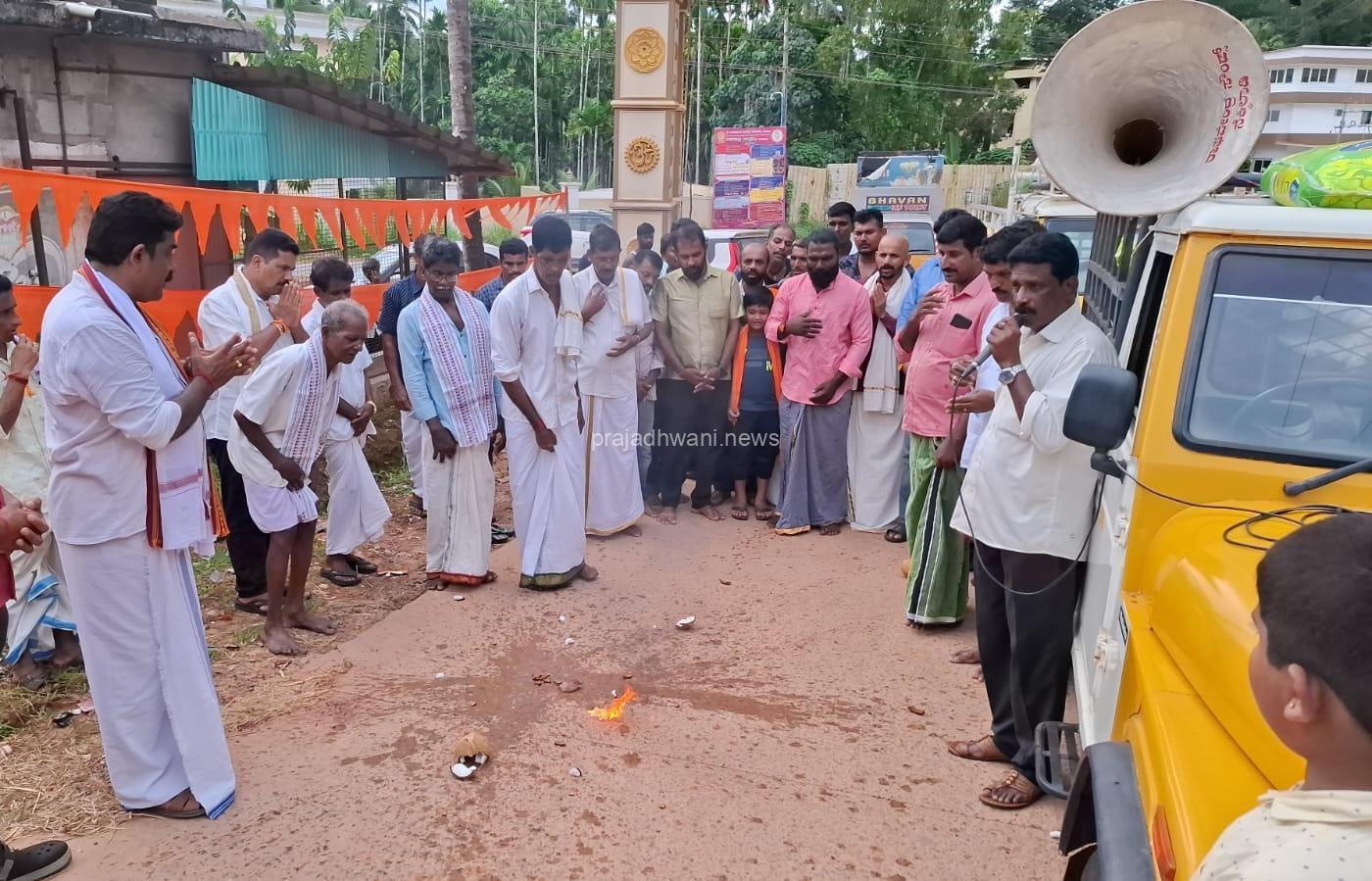 ಕೋಡಿಂಬಾಡಿ:* ಕೋಡಿಂಬಾಡಿ ಗ್ರಾಮದ ಮಠಂತಬೆಟ್ಟು ಶ್ರೀ ಮಹಿಷಮರ್ದಿನಿ ದೇವಸ್ಥಾನದ ನವರಾತ್ರಿ ಉತ್ಸವದ ಹಸಿರುವಾಣಿ (ಹೊರೆಕಾಣಿಕೆ) ಸಮರ್ಪಣೆ.