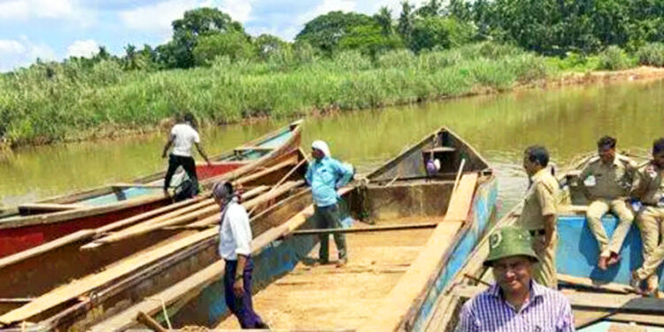 ಬಂಟ್ವಾಳ : ಅಕ್ರಮ ಮರಳು ಅಡ್ಡೆಗೆ ದಾಳಿ.  ಸ್ಥಳದಲ್ಲಿ ಸಿಕ್ಕ 20 ಬೋಟುಗಳು ವಶ!