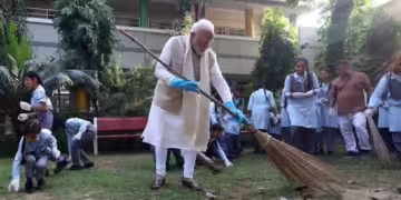 ಗಾಂಧಿ ಜಯಂತಿ : ಮಕ್ಕಳೊಂದಿಗೆ ಸೇರಿ ಸ್ವಚ್ಛತಾ ಕಾರ್ಯದಲ್ಲಿ ಪಾಲ್ಗೊಂಡ ಪ್ರಧಾನಿ ಮೋದಿ. ಮಹಾತ್ಮ ಗಾಂಧಿ ಸಮಾಧಿಗೆ ಪುಷ್ಪ ನಮನ