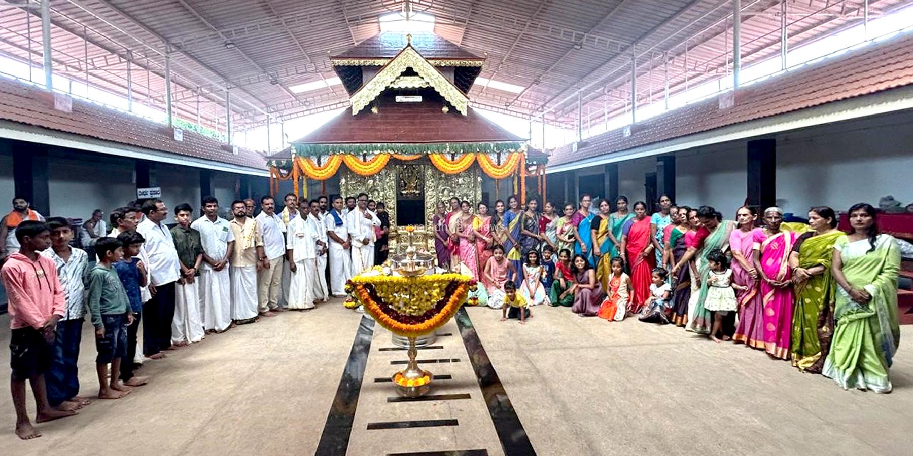 ಮಠಂತಬೆಟ್ಟು ತರವಾಡು ಕುಟುಂಬಸ್ಥರಿಂದ ಮಠಂತಬೆಟ್ಟು ಶ್ರೀ ಮಹಿಷಮರ್ದಿನಿ ದೇವಸ್ಥಾನಕ್ಕೆ ನೈವೇದ್ಯದ ಅಕ್ಕಿ ಸಮರ್ಪಣೆ