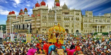 ಮೈಸೂರು: ವಿಶ್ವವಿಖ್ಯಾತ ಮೈಸೂರು ದಸರಾಗೆ  ಹಿರಿಯ ಸಾಹಿತಿ ಪ್ರೊ. ಹಂಪ ನಾಗರಾಜಯ್ಯ ಚಾಲನೆ