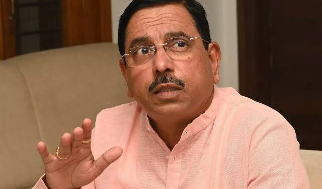 ಹರಿಪ್ರಸಾದ್ ನಕಲಿ ಗಾಂಧಿಗಳ ಬೂಟು ನೆಕ್ಕಿದವರು ವಾಗ್ದಾಳಿ ನಡೆಸಿದ ಪ್ರಲ್ಹಾದ್ ಜೋಶಿ