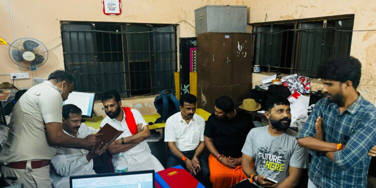 ಉಳ್ಳಾಲ ಠಾಣೆಯೊಳಗೆ ಹಲ್ಲೆ ನಡೆಸಿದ ಅನ್ಯಕೋಮಿನ ವ್ಯಕ್ತಿ ಮಧ್ಯರಾತ್ರಿ ಠಾಣೆಗೆ ಆಗಮಿಸಿದ ಬಿಜೆಪಿ ಹಾಗೂ ಸಂಘಪರಿವಾರದ ಪ್ರಮುಖರು: ಆರೋಪಿ ಬಂಧನ