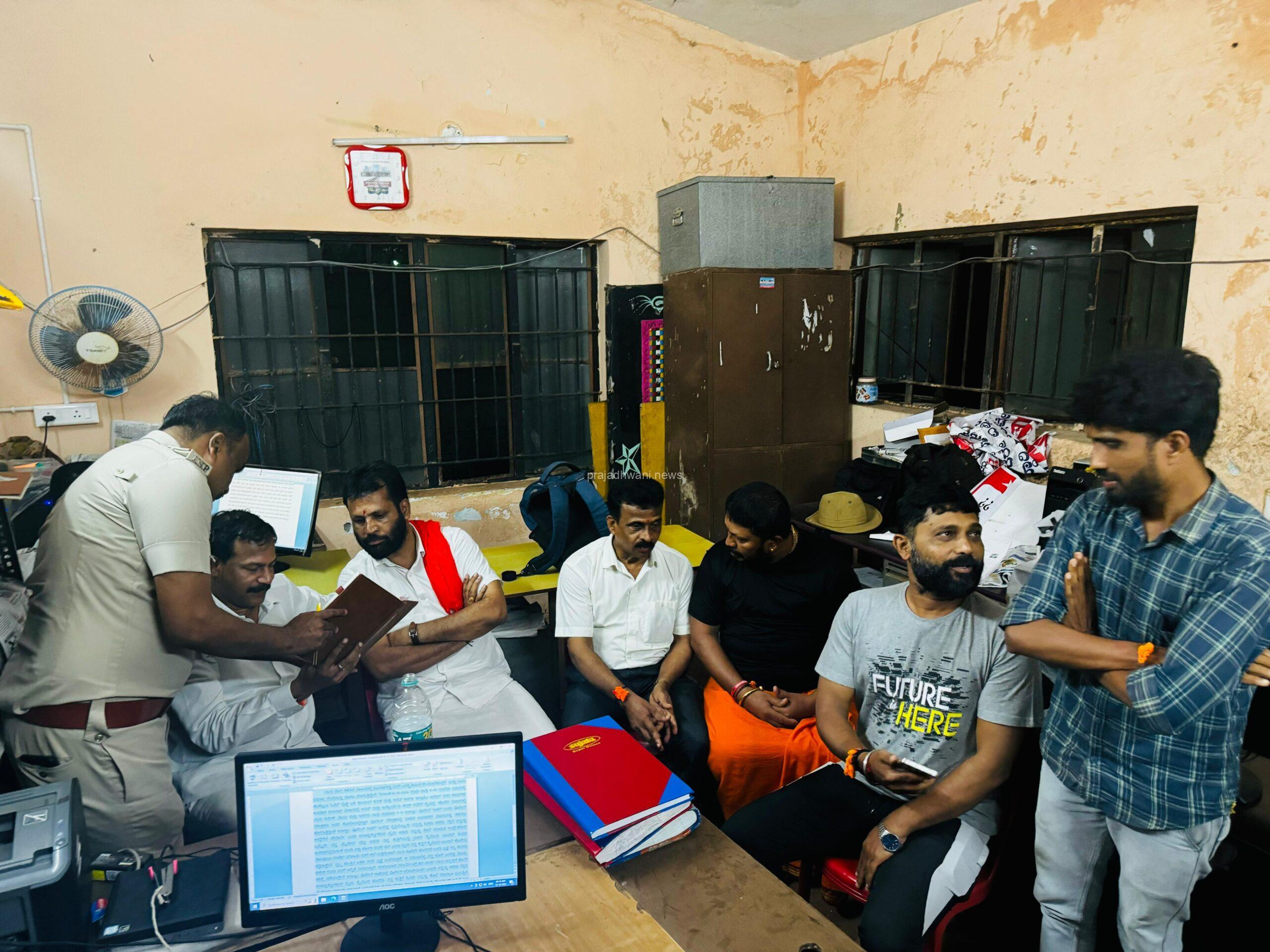 ಉಳ್ಳಾಲ ಠಾಣೆಯೊಳಗೆ ಹಲ್ಲೆ ನಡೆಸಿದ ಅನ್ಯಕೋಮಿನ ವ್ಯಕ್ತಿ ಮಧ್ಯರಾತ್ರಿ ಠಾಣೆಗೆ ಆಗಮಿಸಿದ ಬಿಜೆಪಿ ಹಾಗೂ ಸಂಘಪರಿವಾರದ ಪ್ರಮುಖರು: ಆರೋಪಿ ಬಂಧನ