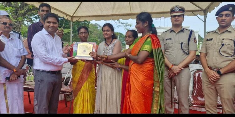 ಸುಳ್ಯ: ಅರಂತೋಡು ಗ್ರಾಮ ಪಂಚಾಯತ್ ಮೇಲ್ವಿಚಾರಕಿ ಸೌಮ್ಯಲತಾಗೆ ಜಿಲ್ಲಾ ಮಟ್ಟದ “ಸ್ವಚ್ಚತೆಯೇ ಸೇವೆ ಪುರಸ್ಕಾರ”