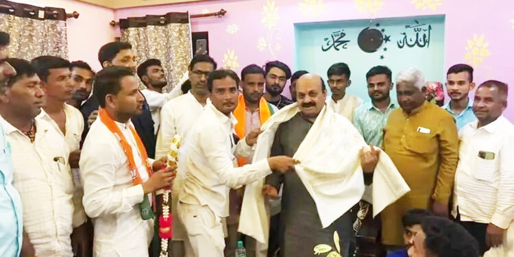 ಶಿಗ್ಗಾಂವಿ: ಉಪಚುನಾವಣೆ ಹಿನ್ನೆಲೆ ಮುಸ್ಲಿಂ ಮುಖಂಡರೊಂದಿಗೆ ಸಭೆ ನಡೆಸಿದ ಬಿಜೆಪಿ ಮಾಜಿ ಸಿಎಂ ಬೊಮ್ಮಾಯಿ