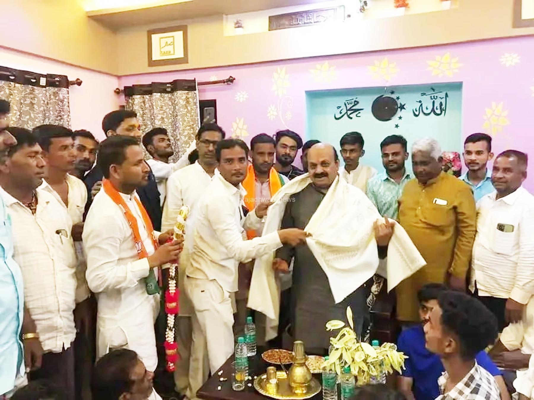 ಶಿಗ್ಗಾಂವಿ: ಉಪಚುನಾವಣೆ ಹಿನ್ನೆಲೆ ಮುಸ್ಲಿಂ ಮುಖಂಡರೊಂದಿಗೆ ಸಭೆ ನಡೆಸಿದ ಬಿಜೆಪಿ ಮಾಜಿ ಸಿಎಂ ಬೊಮ್ಮಾಯಿ