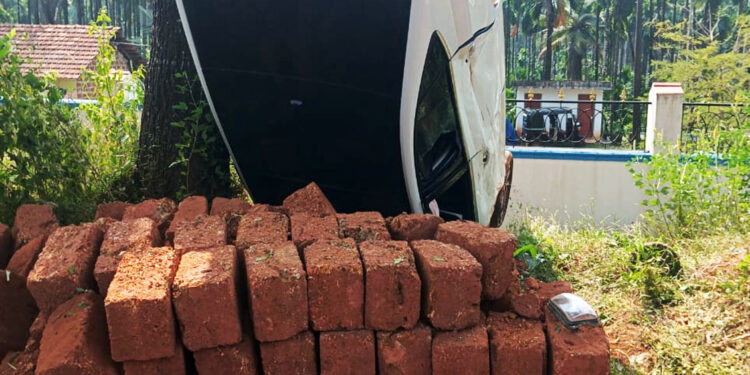 ವಿಟ್ಲ : ಕಾರು ನಿಯಂತ್ರಣ ತಪ್ಪಿ ಬೈಕಿಗೆ ಡಿಕ್ಕಿಯಾಗಿ  ಪಲ್ಟಿ.